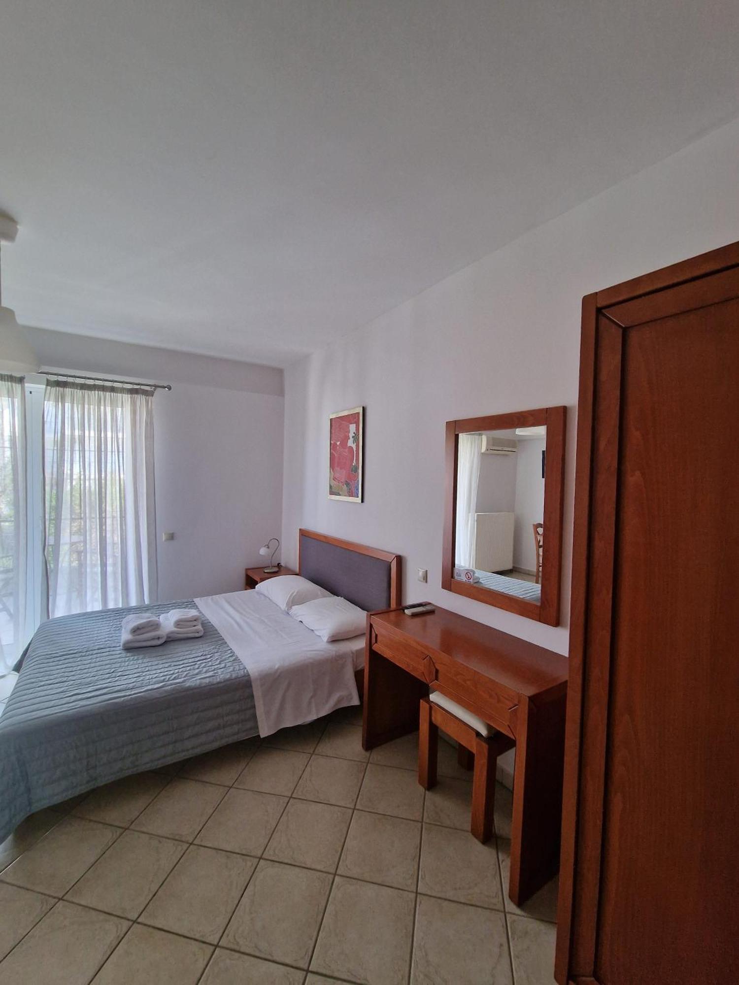 Porto Xronia Aparthotel Khrónia Екстериор снимка